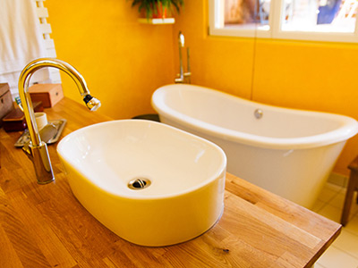 salle de bain jaune rétro