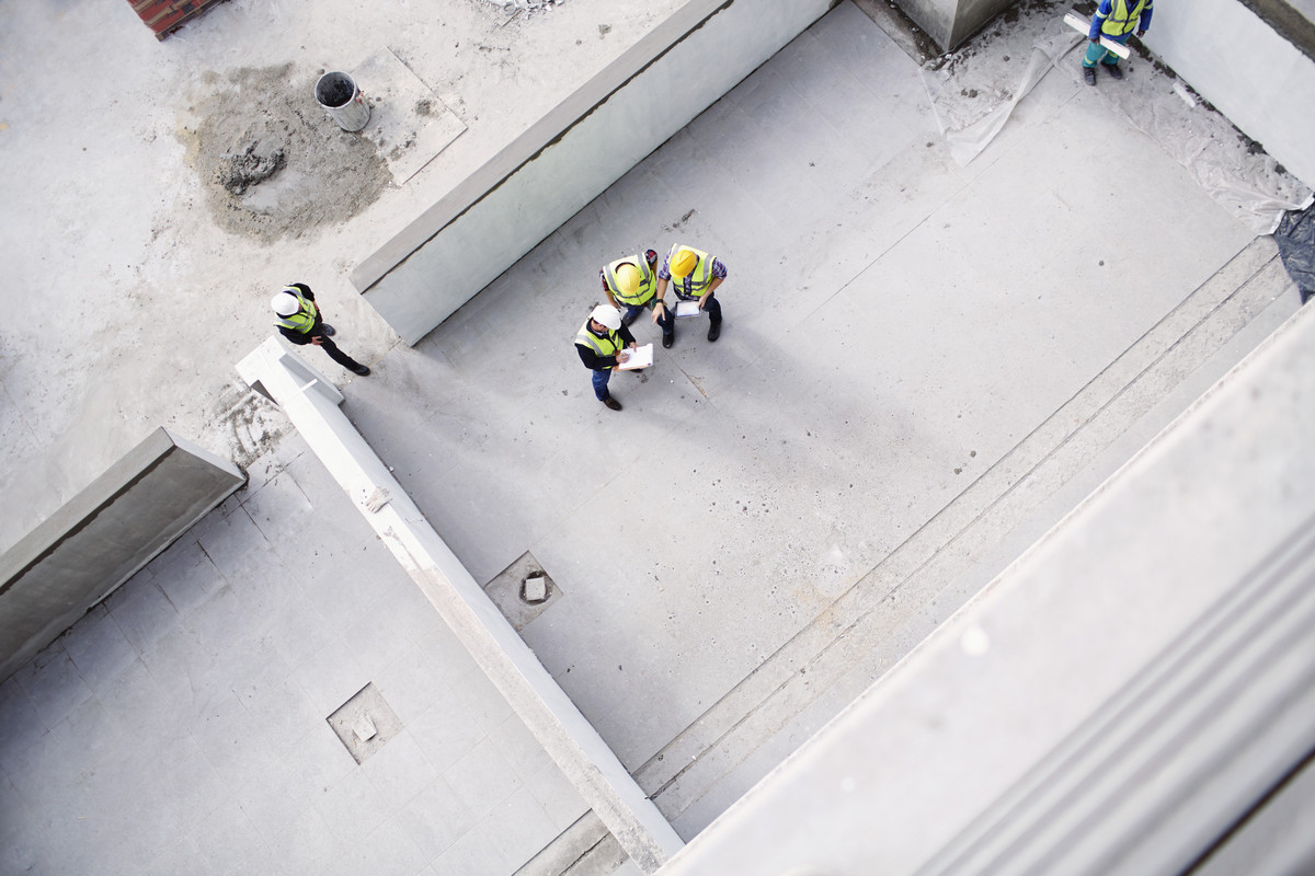 architecte en train d'étudier sur le terrain